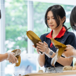 伸出一雙關(guān)懷的手，願(yuàn)我們懷著善意，推己及人，藉由實(shí)際行動(dòng)，成為他人的希望與祝福。