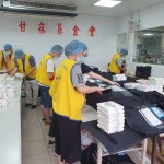 一早，甘霖基金會(huì)社工與志工們各司其職、分工合作，手腳俐落的準(zhǔn)備1000多份飯包，提供給臺(tái)中9大地區(qū)的長(zhǎng)者，也是每日問(wèn)候的開(kāi)始。