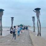 金門版「摩西分?！故墙üZ獨有的景觀，連接對面的島嶼，人們能踩著石板「濕路」徒步登島。