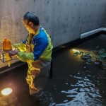 新業(yè)職人將雙足浸入水裡，測(cè)試不同高低與角度的琉璃燈光效果，只為選出最貼近完美的建築表情。