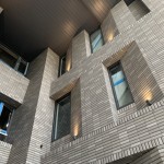 隨著午後陽光灑落與打燈的設(shè)計，建築立面也呈現(xiàn)出生動且多樣化的表情。