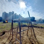 在豔陽高照的好日子，一支支即將深入地底的地質(zhì)鑽探用管，在一旁蓄勢(shì)待發(fā)準(zhǔn)備上場(chǎng)!