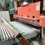 按照完美比例調(diào)配好的土料，送入機器將磁磚一一壓製成形，在此排列依序、登場亮相。