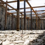 一根根的鋼筋植入土地，鮮紅色的標(biāo)籤紙是提醒灌漿師傅，填入的厚度。