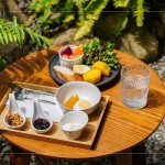 乳蛋白優(yōu)格搭配水煮蛋、現(xiàn)烤地瓜及當(dāng)季水果生菜，手作優(yōu)格創(chuàng)意健康料理。