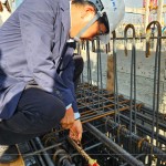 新業(yè)建設(shè)卓勝隆董事長親手於22樓樓頂扎緊「噴金漆鋼筋」，安置於屋頂中樑位置，祈求一切順利，房屋永固。