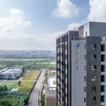 去年底交屋之又一力作－「築之細(xì)道」，座落於竹北市福興路?福興一路，混色外牆磚的柔和層次感與藍(lán)天白雲(yún)融為一體，如畫一般美好。