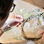 將滿天星修剪成想要的長(zhǎng)度，一束一束裝飾上藤圈，讓花圈增添了一份手感的溫度。