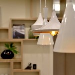 選用垂墜感的燈飾彰顯整個家居的格調(diào)，豐富家裡的空間層次，營造出更加溫馨、唯美的照明效果。