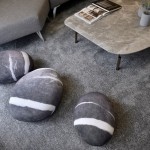 帶有紋路而圓潤(rùn)的石頭抱枕，不僅任人放心抱緊處理，也縱容思緒迴盪在花蓮海景，以及當(dāng)時(shí)腳下一顆顆圓圓的鵝卵石。