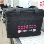 將飯盒裝至袋中，接下來(lái)就交給志工驅(qū)車(chē)前往每一個(gè)配送地，將熱騰騰的佳餚送到每一位長(zhǎng)者手中。
