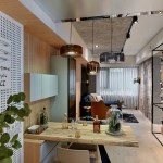 鏡頭隨著客廳的深度往內(nèi)探尋，玄關(guān)旁的等身高綠葉親切迎人，桌上擺著一瓶好酒搭配兩只小杯，是未來(lái)與三兩好友一同舉杯慶祝酣談，或小酌暢談心事的好地方。