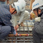 由新業(yè)建設(shè)名譽(yù)董事長穆椿松先生（圖左一）、卓勝隆董事長（圖右一）一同親手將主角「噴金漆鋼筋」綁紮、安置於屋頂中樑位置，代表著建築的穩(wěn)定與安詳。