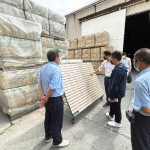 當天特地將山形磚搬至戶外，新業(yè)職人團隊宛如品鑑珍品般，仔細觀察磁磚在戶外陽光照射下的顏色紋理及曲線起伏。