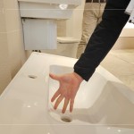 面盆的深淺度、弧度及材質(zhì)皆有講究，如何在使用時不易積水及水花四濺，清洗起來省時省力，也是職人衛(wèi)浴選品的考量點。