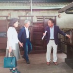 新業(yè)建設(shè)卓勝隆董事長(右一)帶領(lǐng)著文化局長王志誠(中間)及文學(xué)作家廖玉蕙(左一) 參觀書席，親自說明書席的設(shè)計理念。