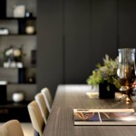 擺放香氛蠟燭來增加空間的美感，渲染出一股溫馨、時尚的餐廳氛圍。