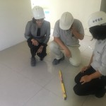 踏出的每一腳步，其實(shí)都能感覺到地板磁磚是否平整貼合。新業(yè)職人團(tuán)隊(duì)考量未來居住者的體驗(yàn)，進(jìn)行室內(nèi)地坪拋光磚貼作的平整度檢查。