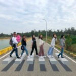 新業(yè)夥伴們過馬路卻引來眾人驚呼！原來是被斑馬線耽誤的3D地景藝術(shù)，彷彿懸浮在空中，各角度都讓人產(chǎn)生「美麗的誤會」。