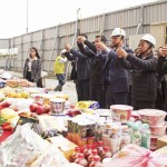 以新業(yè)建設(shè)名譽(yù)董事長穆椿松先生（圖右三）、卓勝隆董事長（圖右二）及簡福榮總經(jīng)理（圖右四）、邱正光副總經(jīng)理（圖右一）為首，率領(lǐng)全體同仁一同祭拜祈福。祈求接下來的建築程序一切順利、未來住戶安居和樂。