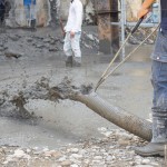烈日之下，師傅們揮汗如雨的穩(wěn)住灌漿管道，慢慢地為基礎(chǔ)工程披上一層層肌理。