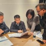 從設(shè)計、營建、行銷、客服跨部門的整合討論，觀察衛(wèi)浴設(shè)計調(diào)性、材質(zhì)、規(guī)劃配置，細(xì)細(xì)琢磨，以講究打造生活。（圖左一為新業(yè)建設(shè)簡福榮總經(jīng)理、圖左二為邱正光副總經(jīng)理）