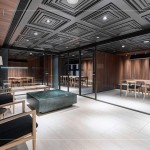 採(cǎi)光通透且獨(dú)立的家教室與公共空間，玻璃映照出層層疊疊的迷人椅背曲線，搭配歷史軌跡的石材與木材，層次裡更為空間注入一股有生命力的靈魂。