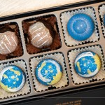 宇宙巧克力 - 將香草莢獨(dú)特的香氣與可可豆完美融合，巧克力都是親手繪製，星空?qǐng)D樣包含著繽紛的內(nèi)餡，每一口都能感受到驚喜。