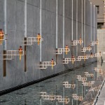 入口大面水景，一如滌去塵囂，步入小徑，由兩側(cè)的柔光引領(lǐng)，使人靜謐優(yōu)雅的歸來或到訪。