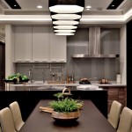 一些風(fēng)格感強(qiáng)烈的設(shè)計物件，加上花藝與綠色植物的妝點(diǎn)下，讓居家空間多點(diǎn)「森」氣。