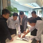 新業(yè)建設(shè)簡福榮總經(jīng)理(右一)、邱正光副總(左二)與設(shè)計團隊，了解對於生活的細(xì)節(jié)，必須比住戶要求得更高。