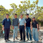 每一棵雀屏中選的小樹，都是經(jīng)由新業(yè)職人團(tuán)隊(duì)的專業(yè)見解，並審慎評估後決定出的結(jié)果。我們相信：「不只是我們選樹，樹也在選擇一個(gè)值得託付終身的對象」。(圖中為簡福榮總經(jīng)理，圖左為吳志輝建築師）