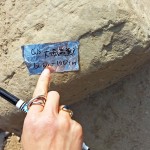 一經(jīng)新業(yè)職人選中的石頭，貼上屬於自己的標(biāo)籤，象徵已屬於『大塊森鄰』的一員。