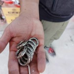 不鏽鋼，臺語又稱為「白鐵」，不僅擁有耐熱、耐腐蝕等特性，也透過其材質及特色呈現(xiàn)出作品的強烈金屬光澤感。