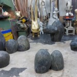 將作品切削出形狀後進(jìn)入翻砂、用沙模鑄造、打磨的階段，直到磨出心目中想要的表情，接著染色、保護(hù)，讓想像逐漸成形。