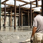 老師傅稍事休息，也不忘緊盯工程進度與施工細節(jié)，堅持給住戶們安心的居住品質(zhì)。