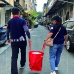 提著重達20公斤、8天份的年菜，穿梭在臺中舊市區(qū)街頭巷弄之間，只為將一份份愛心年菜，親手送到長輩手中。