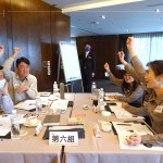 由行銷部楊世偉經(jīng)理(圖左一)帶領(lǐng)的小組，成員來自營建部經(jīng)理、客服部、人資部單位，實務(wù)操作心智圖的分析案例，舉手搶答與講師互動回饋。