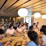 大家專注將自己的花圈設(shè)計(jì)成想像中唯美的模樣，讓人好期待完成品！