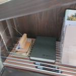 造型資訊櫃放置「閱讀、築夢」的紀(jì)念戳章，挑到喜愛的書之後可於此處蓋戳章，並寫下一段好話分享，以一本交換一本概念美好循環(huán)。