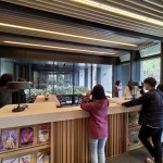 運(yùn)用適合的建築素材，也能自然形成和諧的氣氛，交誼閱讀區(qū)促發(fā)人們想捧本書(shū)靜靜閱讀的感受。