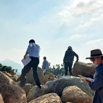 選石過(guò)程中，因石頭形狀、密度、厚實(shí)度各異，新業(yè)職人們需格外小心謹(jǐn)慎、留意腳步! 