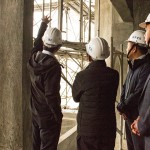 完成上樑儀式後，名譽(yù)董事長穆椿松先生、卓勝隆董事長及簡福榮總經(jīng)理至各樓層巡視目前的工程，使每個細(xì)節(jié)力求完美。