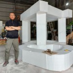 藝術家任大賢選用鋼圈線條呈現(xiàn)整個藝術結構體方剛、圓融、尖角等元素，讓各種幾何圖像自由傾訴的語彙，形成理性與感性兼具的藝術語境。