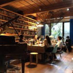 場勘那天，在一盞暈黃的燈光下，我們聚集了許多熱情的想法，眾人的靈感彼此交織，讓漂浮的夢想更鮮明。