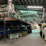 將完成施釉的磁磚送進窯爐高溫窯燒，使釉料確實在磚面上著色，也讓磚體壓合得更加密實堅固。