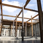 七月艷陽天，新業(yè)－大塊森濤階段性工程－地下室開挖完成，構(gòu)築的計畫正按部就班，一步一步往前進行。