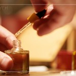 金黃色的色澤，襯托在溫暖的光源下更顯飽滿，滴滴濃醇，轉(zhuǎn)開瓶蓋迎來滿滿香氣，徜徉在田野、芳草、泥土與鄉(xiāng)間。