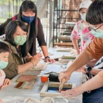 透過最初的孔版印製來體驗絹印的樂趣，老師耐心示範如何取出油墨、使用刮板均勻上色，孩子目不轉(zhuǎn)睛地緊盯教學。