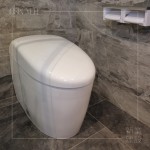 衛(wèi)浴設(shè)備最不可或缺的馬桶，材質(zhì)的選擇不僅展現(xiàn)視覺美感，如何能輕鬆清潔不費力、省水省時，也是職人衛(wèi)浴選品的考量點。